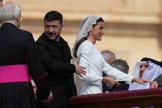 León XIV inauguró este domingo su magisterio con una misa en que le fueron impuestos los símbolos del poder papal, el palio y el Anillo del Pescador, y en la que pronunció un encendido llamamiento a la unidad en la iglesia y la paz en un mundo marcado por 'demasiado odio y prejuicios'.