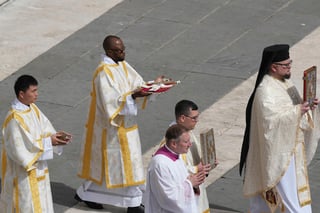 León XIV inauguró este domingo su magisterio con una misa en que le fueron impuestos los símbolos del poder papal, el palio y el Anillo del Pescador, y en la que pronunció un encendido llamamiento a la unidad en la iglesia y la paz en un mundo marcado por 'demasiado odio y prejuicios'.