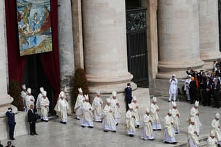 León XIV inauguró este domingo su magisterio con una misa en que le fueron impuestos los símbolos del poder papal, el palio y el Anillo del Pescador, y en la que pronunció un encendido llamamiento a la unidad en la iglesia y la paz en un mundo marcado por 'demasiado odio y prejuicios'.