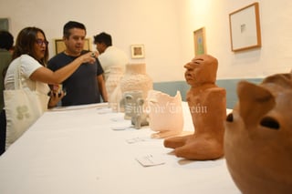 Dos espacios independientes, La Libre y Galería Atelier 777, unieron fuerzas en el centro de Torreón para organizar la exposición artística titulada Rituales y Rutinas, donde se muestran 44 obras de siete artistas laguneros, las cuales arrojan formatos desde cerámica, pintura, fotografía, collage y música.