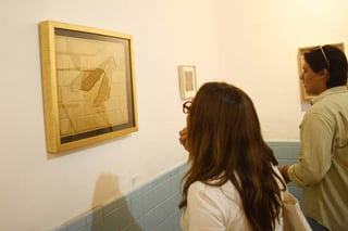 Dos espacios independientes, La Libre y Galería Atelier 777, unieron fuerzas en el centro de Torreón para organizar la exposición artística titulada Rituales y Rutinas, donde se muestran 44 obras de siete artistas laguneros, las cuales arrojan formatos desde cerámica, pintura, fotografía, collage y música.