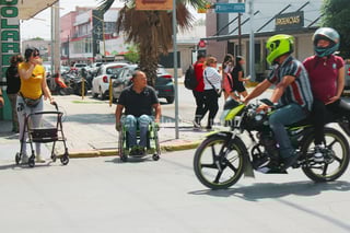 Un día cualquiera, Fernando García y Saida González salen a las calles de Gómez Palacio armados con un celular y con la determinación de exhibir lo que muchos prefieren no ver: la ciudad no está diseñada para ellos...

Él está en silla de ruedas, y ella, al tener una complicación motriz, usa andadera. Se instalan al exterior de la Soriana Hamburgo en Gómez Palacio para grabar un video, buscan promover “Ponte en mis zapatos, no te pongas en mi lugar”, una campaña que gestaron para exigir que los cajones azules de los estacionamientos públicos sean respetados.