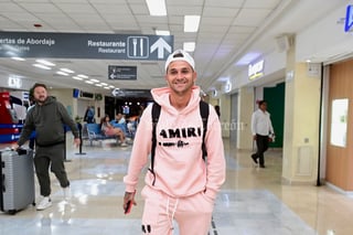 Luego de un largo viaje desde España, llegó anoche a la Comarca Lagunera el nuevo director técnico de Santos Laguna, Francisco Rodríguez Vílchez.

El flamante estratega albiverde, realizó desde la Madre Patria una escala en Fort Wort, Texas, para después arribar al Aeropuerto Internacional de Torreón, en compañía de un integrante de su cuerpo técnico.