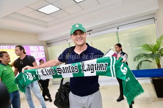 Luego de un largo viaje desde España, llegó anoche a la Comarca Lagunera el nuevo director técnico de Santos Laguna, Francisco Rodríguez Vílchez.

El flamante estratega albiverde, realizó desde la Madre Patria una escala en Fort Wort, Texas, para después arribar al Aeropuerto Internacional de Torreón, en compañía de un integrante de su cuerpo técnico.