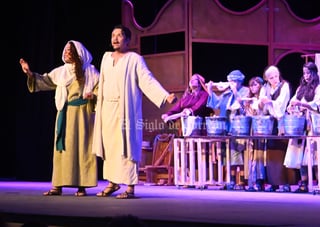 Es la mirada de María la que se muestra en la obra. Todo empieza en el Domingo de Ramos, el día en que Jesús entró triunfante a Jerusalén. Sobre el escenario del Teatro Isauro Martínez (TIM) se reproduce Tierra Santa. El público expectante, la fe como un telón. Cuando pasan de las 20:00 horas de este sábado, se escucha la tercera llamada para el musical El Diario de María.

El espectáculo contiene temas de Martín Valverde, un cantautor de origen costarricense y naturalizado mexicano, quien dedica su creación a la música católica contemporánea. En el libreto se ha escrito un mensaje de esperanza para los asistentes, que a su vez ayudará a comprender el dolor de María durante la pasión y muerte de Jesús, pero también su felicidad ante la resurrección de su hijo.