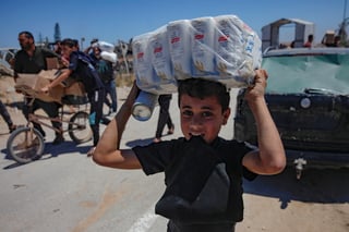 Médicos Sin Fronteras (MSF) denunció este viernes el 'desastroso comienzo' del plan de reparto de alimentos por parte de la Fundación Humanitaria para Gaza (GHF, en inglés), respaldada por EE.UU. e Israel, y aseguró que usar el reparto de ayuda para desplazar a la población es parte de 'una estrategia más amplia de limpieza étnica en la Franja de Gaza'.