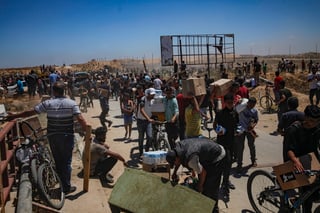 Médicos Sin Fronteras (MSF) denunció este viernes el 'desastroso comienzo' del plan de reparto de alimentos por parte de la Fundación Humanitaria para Gaza (GHF, en inglés), respaldada por EE.UU. e Israel, y aseguró que usar el reparto de ayuda para desplazar a la población es parte de 'una estrategia más amplia de limpieza étnica en la Franja de Gaza'.