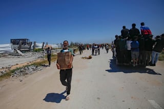 Médicos Sin Fronteras (MSF) denunció este viernes el 'desastroso comienzo' del plan de reparto de alimentos por parte de la Fundación Humanitaria para Gaza (GHF, en inglés), respaldada por EE.UU. e Israel, y aseguró que usar el reparto de ayuda para desplazar a la población es parte de 'una estrategia más amplia de limpieza étnica en la Franja de Gaza'.