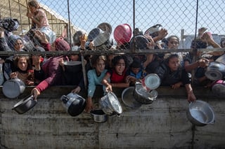 Médicos Sin Fronteras (MSF) denunció este viernes el 'desastroso comienzo' del plan de reparto de alimentos por parte de la Fundación Humanitaria para Gaza (GHF, en inglés), respaldada por EE.UU. e Israel, y aseguró que usar el reparto de ayuda para desplazar a la población es parte de 'una estrategia más amplia de limpieza étnica en la Franja de Gaza'.