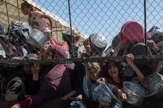 Médicos Sin Fronteras (MSF) denunció este viernes el 'desastroso comienzo' del plan de reparto de alimentos por parte de la Fundación Humanitaria para Gaza (GHF, en inglés), respaldada por EE.UU. e Israel, y aseguró que usar el reparto de ayuda para desplazar a la población es parte de 'una estrategia más amplia de limpieza étnica en la Franja de Gaza'.