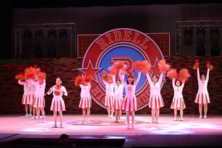 El talento de decenas de jóvenes laguneros salió a relucir este sábado, el show se llevó a cabo con dos elencos diferentes conformados por alumnas y alumnos de nivel preparatoria y profesional, quienes demostraron su talento para actuar, cantar y bailar.