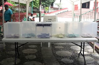 MEX3902. CHILPANCINGO (MÉXICO), 01/06/2025.- Fotografía de las urnas de votación en las elecciones judiciales este domingo, en Chilpancingo (México). Miles de mexicanos acudieron a las urnas para participar en la primera elección popular de jueces y magistrados del Poder Judicial, en una jornada marcada tanto por el entusiasmo del ejercicio democrático como por la confusión por la complejidad del proceso y algunas protestas que la acusan de intentar politizar la justicia. EFE/ José Luis de la Cruz
