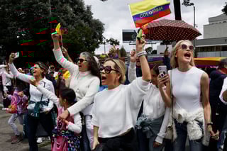 Miles de personas, con ideas políticas diversas y banderas de todos los colores, caminaron este domingo por la carrera Séptima de Bogotá en una movilización de apoyo al senador Miguel Uribe Turbay, herido gravemente el sábado en un atentado, y en defensa de la democracia colombiana frente a la amenaza de la violencia política.
