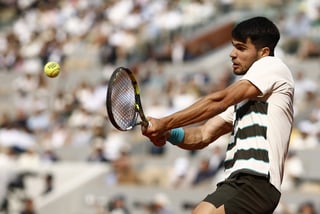 El español Carlos Alcaraz mantuvo a buen recaudo su fortín de Roland Garros, donde sumó su quinto Grand Slam tras levantar tres bolas de partido y derrotar en cinco sets al italiano Jannik Sinner, número 1 del mundo, 4-6, 6-7(4), 6-4, 7-6(3) y 7-6(2), en 5 horas y 29 minutos, la final más larga de la historia del torneo.

El tenista de 22 años se convierte en el primer tenista nacido en el siglo XXI que levanta 20 trofeos y en el tercero más joven que alcanza la cifra de cinco grandes, solo superado por el sueco Bjorn Borg, que lo hizo con 21, y su compatriota Rafa Nadal, que tenía solo un día menos que Alcaraz.
