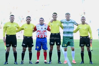 En un partido lleno de gratos recuerdos y nostalgia, que los aficionados disfrutaron al máximo en el Estadio Corona, se celebró este domingo el partido de homenaje a Oswaldo Sánchez.