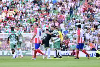 En un partido lleno de gratos recuerdos y nostalgia, que los aficionados disfrutaron al máximo en el Estadio Corona, se celebró este domingo el partido de homenaje a Oswaldo Sánchez.