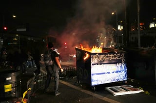 La ciudad de Los Ángeles vivió otra noche de protestas y choques entre manifestantes y autoridades luego de tres días de luego de redadas a grupos migrantes.