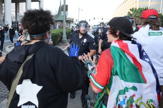 Crecen redadas y protestas en Los Angeles