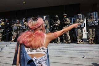 Crecen redadas y protestas en Los Angeles