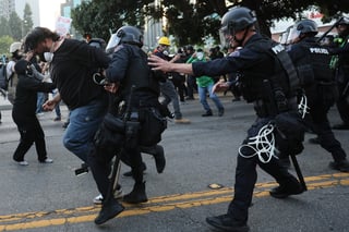 Crecen redadas y protestas en Los Angeles
