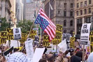 Desde Seattle y Austin hasta Chicago y Washington D.C., los manifestantes han coreado consignas, han mostrado pancartas contra el Servicio de Inmigración y Control de Aduanas (ICE, por sus siglas en inglés)