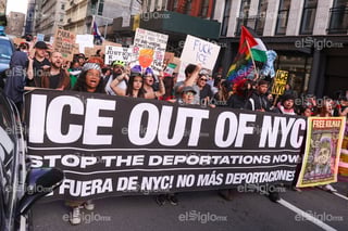Desde Seattle y Austin hasta Chicago y Washington D.C., los manifestantes han coreado consignas, han mostrado pancartas contra el Servicio de Inmigración y Control de Aduanas (ICE, por sus siglas en inglés)