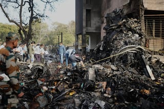 Avión con 242 personas se estrella contra residencia estudiantil en la India