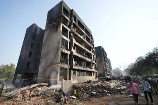 Avión con 242 personas se estrella contra residencia estudiantil en la India