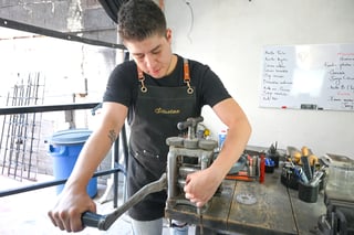 El joven artesano encontró en la joyería no solo un oficio, sino un estilo de vida; hoy crea piezas únicas inspiradas en relatos personales, que ya lucen orgullosamente laguneros y clientes de todo México