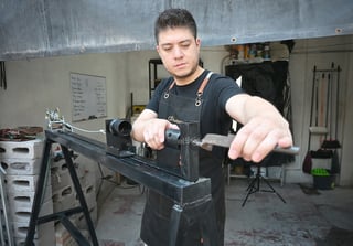 El joven artesano encontró en la joyería no solo un oficio, sino un estilo de vida; hoy crea piezas únicas inspiradas en relatos personales, que ya lucen orgullosamente laguneros y clientes de todo México