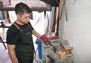 El joven artesano encontró en la joyería no solo un oficio, sino un estilo de vida; hoy crea piezas únicas inspiradas en relatos personales, que ya lucen orgullosamente laguneros y clientes de todo México