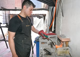 El joven artesano encontró en la joyería no solo un oficio, sino un estilo de vida; hoy crea piezas únicas inspiradas en relatos personales, que ya lucen orgullosamente laguneros y clientes de todo México
