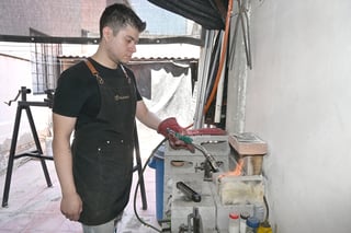 El joven artesano encontró en la joyería no solo un oficio, sino un estilo de vida; hoy crea piezas únicas inspiradas en relatos personales, que ya lucen orgullosamente laguneros y clientes de todo México