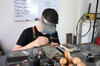 El joven artesano encontró en la joyería no solo un oficio, sino un estilo de vida; hoy crea piezas únicas inspiradas en relatos personales, que ya lucen orgullosamente laguneros y clientes de todo México