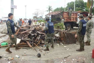 EUM20250619NAC14.JPG
OAXACA, Oax. Hurricane/Huracán-Oaxaca.- Jueves, 19 de junio de 2025. Elementos de la Marina ayudan en trabajos de limpieza y sacar embarcaciones enterradas en la playa, luego del paso del huracán 'Erick'. Foto: Agencia EL UNIVERSAL/Edwin Hernández/EMG