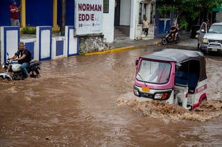 Laura Velázquez Alzúa, coordinadora Nacional de Protección Civil, informó que son 12 municipios de Guerrero y Oaxaca que sufrieron las mayores afectaciones tras el paso del huracán 'Erick' categoría 3. La presidenta Claudia Sheinbaum informó que un menor perdió la vida.

En enlace virtual en la conferencia de prensa en Palacio Nacional, la coordinadora Nacional Laura Velázquez Alzúa detalló que se trata de tres municipios en Guerrero y nueve municipios de Oaxaca.