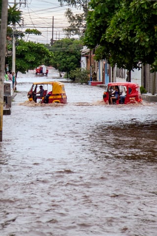 MEX5952. JUCHITÁN (MÉXICO), 19/06/2025.- Vehículos transitan por una calle inundada este jueves, en Juchitán (México). El ciclón Erick, el primero de la temporada 2025 en el Pacífico mexicano, tocó tierra como huracán categoría 3 y se degradó a tormenta tropical tras su paso por el estado de Guerrero, en el sur de México, dejando afectaciones materiales pero sin registrar pérdidas humanas. EFE/ Luis Villaobos
MEX5952. JUCHITÁN (MÉXICO), 19/06/2025.- Vehículos transitan por una calle inundada este jueves, en Juchitán (México). El ciclón Erick, el primero de la temporada 2025 en el Pacífico mexicano, tocó tierra como huracán categoría 3 y se degradó a tormenta tropical tras su paso por el estado de Guerrero, en el sur de México, dejando afectaciones materiales pero sin registrar pérdidas humanas. EFE/ Luis Villaobos