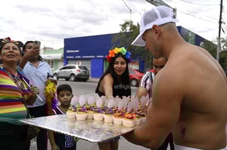 Cientos toman las calles para celebrar el Día del Orgullo LGBTI Cientos toman las calles para celebrar el Día del Orgullo LGBTI
