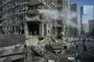 El presidente de Irán, Masud Pezeshkian, afirmó este martes que ha terminado la guerra de 12 días que Israel lanzó sobre el país persa, horas después de la entrada en vigor del alto el fuego propuesto por el presidente estadounidense, Donald Trump.
Desde que Israel inició su ataque militar contra Irán el 13 de junio, ambos países habían intercambiado regularmente ataques con drones y misiles que han dejado al menos 450 personas muertas en Irán y al menos 28 en Israel, según las autoridades de ambos países.
Las tensiones escalaron todavía más en la región cuando Estados Unidos bombardeó tres instalaciones clave del programa nuclear iraní el pasado domingo, e Irán respondió ayer lunes con un ataque contra las bases militares estadounidenses en Qatar e Irak, que ya habían sido evacuadas.
Hacia las 10:30 de la mañana (hora local) y con el alto el fuego en vigor, el Ejército israelí registró el lanzamiento de dos misiles desde Irán, algo que Teherán ha negado. Tras ello, la aviación israelí bombardeó un radar a las afueras de la capital persa, si bien el primer ministro, Benjamín Netanyahu, ha asegurado que se abstendrá de lanzar más ataques si Irán respeta la tregua.