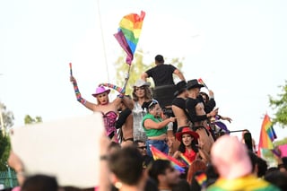 En el marco del Día Internacional del Orgullo LGBT+, este sábado se realizó una colorida marcha bajo el lema de “Por la Dignidad de Todas, Todos y Todes”, en los municipios de Lerdo y Gómez Palacio con el fin de visibilizar las historias de la comunidad, exigir el respeto y promover la igualdad y dignidad que merecen.