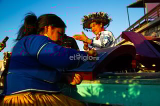 El marakame Julián Carrillo observa el paisaje de Torreón desde lo alto del cerro de las Noas. En sus ropas de lana sobresalen bordados azules hechos a mano, mientras el viento agita las plumas de su sombrero y también hace sonar las semillas que cuelgan del ala. Originario de San Andrés Cohamiata, una comunidad ubicada en el municipio jalisciense de Mezquitic, Carrillo lidera a un grupo de 18 artesanos wixárikas que llegaron a Torreón para trabajar en la escultura monumental del Centro Ceremonial Kauyumari, proyecto que tendrá la forma de una venada azul y es impulsado por la artista lagunera Leyla Brashka.

Mientras cae la tarde, otros dos jóvenes wixárikas, José y Benita, dan una demostración de su trabajo en el tercer nivel de Puerto Noas. Con cuidado y precisión, colocan cuentas de chaquira sobre la superficie de una pieza metálica; crean cosmovisiones, mosaicos llenos de colores y de símbolos huicholes como el peyote (híkuri) o el venado azul (kauyumari). Se trata de un saber antiguo, una herencia que pasa de generación en generación. Todos en San Andrés Cohamiata son artesanos, asegura el marakame Julián Carrillo