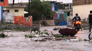 La tarde del jueves, una intensa tormenta dejó 37.5 milímetros de lluvia en tan solo una hora y media, una cifra equivalente a la precipitación registrada en los últimos dos días. Esta repentina acumulación de agua provocó que habitantes de diversas colonias, como La Polvorera, La Fe, y J. R. Mijares, compartieran videos y fotografías a través de redes sociales, mostrando el agua acumulada en el arrollo de desagüe que cruza el sector poniente y desemboca en la Laguna de Captación en la colonia Santiago Ramírez.