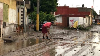 La tarde del jueves, una intensa tormenta dejó 37.5 milímetros de lluvia en tan solo una hora y media, una cifra equivalente a la precipitación registrada en los últimos dos días. Esta repentina acumulación de agua provocó que habitantes de diversas colonias, como La Polvorera, La Fe, y J. R. Mijares, compartieran videos y fotografías a través de redes sociales, mostrando el agua acumulada en el arrollo de desagüe que cruza el sector poniente y desemboca en la Laguna de Captación en la colonia Santiago Ramírez.