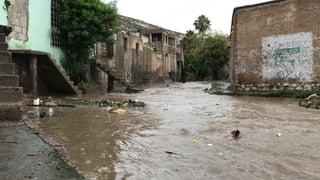La tarde del jueves, una intensa tormenta dejó 37.5 milímetros de lluvia en tan solo una hora y media, una cifra equivalente a la precipitación registrada en los últimos dos días. Esta repentina acumulación de agua provocó que habitantes de diversas colonias, como La Polvorera, La Fe, y J. R. Mijares, compartieran videos y fotografías a través de redes sociales, mostrando el agua acumulada en el arrollo de desagüe que cruza el sector poniente y desemboca en la Laguna de Captación en la colonia Santiago Ramírez.