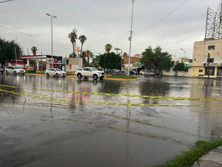 La tarde del jueves, una intensa tormenta dejó 37.5 milímetros de lluvia en tan solo una hora y media, una cifra equivalente a la precipitación registrada en los últimos dos días. Esta repentina acumulación de agua provocó que habitantes de diversas colonias, como La Polvorera, La Fe, y J. R. Mijares, compartieran videos y fotografías a través de redes sociales, mostrando el agua acumulada en el arrollo de desagüe que cruza el sector poniente y desemboca en la Laguna de Captación en la colonia Santiago Ramírez.