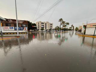 La tarde del jueves, una intensa tormenta dejó 37.5 milímetros de lluvia en tan solo una hora y media, una cifra equivalente a la precipitación registrada en los últimos dos días. Esta repentina acumulación de agua provocó que habitantes de diversas colonias, como La Polvorera, La Fe, y J. R. Mijares, compartieran videos y fotografías a través de redes sociales, mostrando el agua acumulada en el arrollo de desagüe que cruza el sector poniente y desemboca en la Laguna de Captación en la colonia Santiago Ramírez.