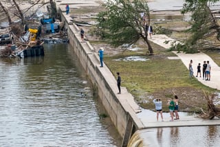 El gobernador de Texas (EE.UU.), Greg Abbott, cifró el domingo 6 de julio en 41 los desaparecidos por las inundaciones en el centro-sur del estado desde el viernes y pidió precaución ante el riesgo 'mortal' de las lluvias previstas en las próximas 24 a 48 horas.

En una rueda de prensa, Abbott ofreció la primera estimación de desaparecidos en todo el estado, de 41 personas, y confirmó una cifra de fallecidos similar a la reportada por las autoridades locales, en torno a 70, y concentrada en el condado de Kerr, donde se han recuperado 59 cadáveres.