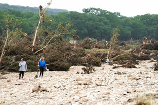 El gobernador de Texas (EE.UU.), Greg Abbott, cifró el domingo 6 de julio en 41 los desaparecidos por las inundaciones en el centro-sur del estado desde el viernes y pidió precaución ante el riesgo 'mortal' de las lluvias previstas en las próximas 24 a 48 horas.

En una rueda de prensa, Abbott ofreció la primera estimación de desaparecidos en todo el estado, de 41 personas, y confirmó una cifra de fallecidos similar a la reportada por las autoridades locales, en torno a 70, y concentrada en el condado de Kerr, donde se han recuperado 59 cadáveres.