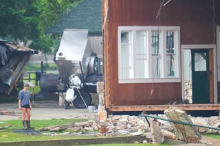 El gobernador de Texas (EE.UU.), Greg Abbott, cifró el domingo 6 de julio en 41 los desaparecidos por las inundaciones en el centro-sur del estado desde el viernes y pidió precaución ante el riesgo 'mortal' de las lluvias previstas en las próximas 24 a 48 horas.

En una rueda de prensa, Abbott ofreció la primera estimación de desaparecidos en todo el estado, de 41 personas, y confirmó una cifra de fallecidos similar a la reportada por las autoridades locales, en torno a 70, y concentrada en el condado de Kerr, donde se han recuperado 59 cadáveres.