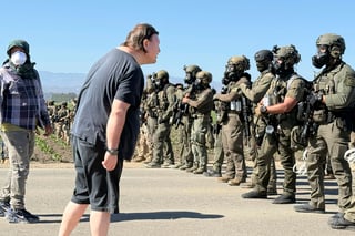 Esta semana, agentes de Inmigración llevaron a cabo redadas en dos granjas de marihuana al sur de California, donde fueron rechazados por manifestantes a lo que respondieron con municiones químicas y no letales para contener las protestas. 

Los agentes del Servicio de Control de Inmigración y Aduanas (ICE, por sus siglas en inglés) eran acompañados por tropas de la Guardia Nacional en vehículos militares. Ambas granjas que cultivan otras hortalizas y operan legalmente se ubican a menos de dos horas de Los Ángeles.
